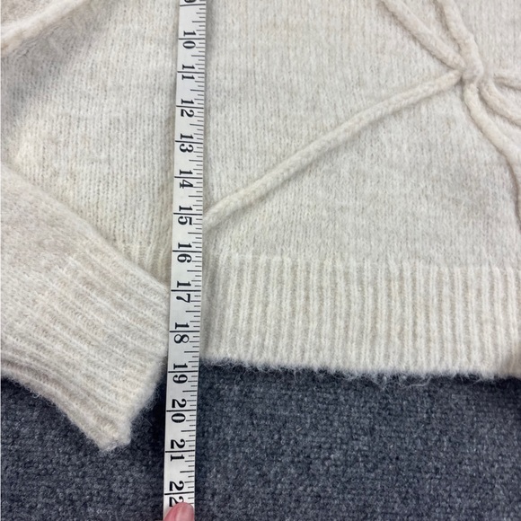 AMERICAN EAGLE Women’s Cream SUPER SOFT Knit Crop Crewneck Bow sweater- Medium - Picture 3 of 6